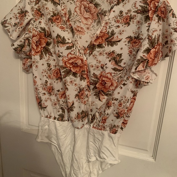 SHEIN Frenchy Floral Print Butterfly Sleeve Bodysuit - Picture 2 of 4